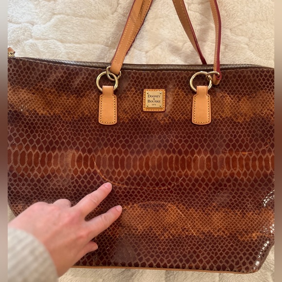 Dooney & Bourke large tote bag in brown snakeskin print patent leather. - Picture 11 of 11